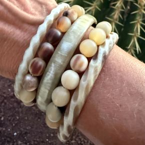 Armband buffelhoorn, S,M,L.  Hoogte 1cm. Matte finish. Lichte kleur, geaderd. Zeer licht in gewicht.