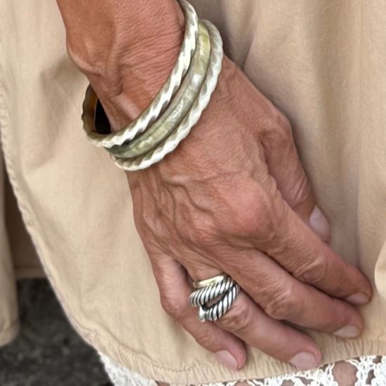 Armband buffelhoorn, S,M,L.  Hoogte 1cm. Matte finish. Lichte kleur, geaderd. Zeer licht in gewicht.