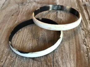 Armband buffelhoorn, S,M,L. Hoogte 1cm. Matte finish. Lichte kleur, geaderd. Zeer licht in gewicht.