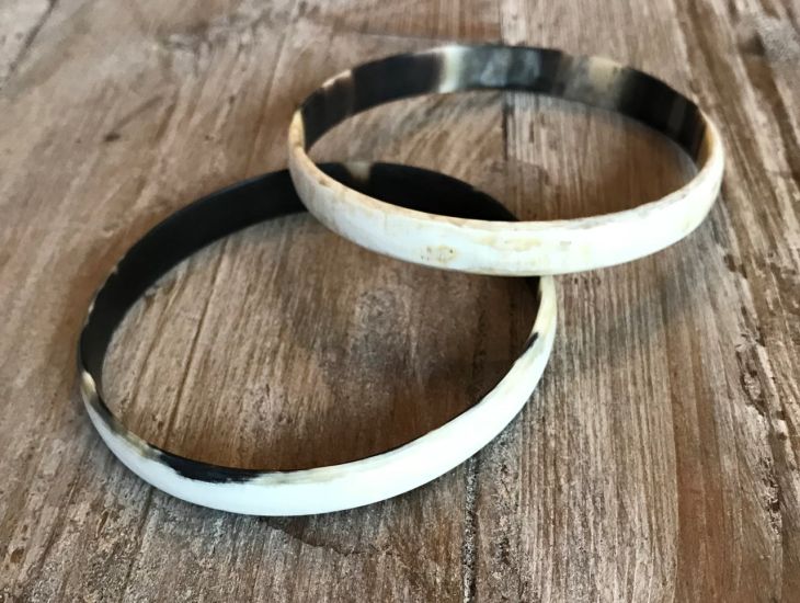 Armband buffelhoorn, S,M,L.  Hoogte 1cm. Matte finish. Lichte kleur, geaderd. Zeer licht in gewicht.