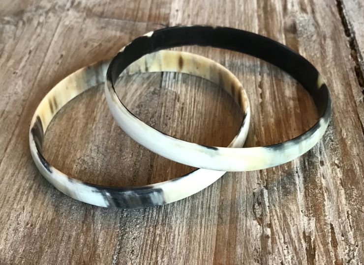 Armband buffelhoorn, S,M,L.  Hoogte 1cm. Matte finish. Lichte kleur, geaderd. Zeer licht in gewicht.