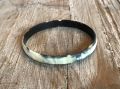 Armband buffelhoorn, S,M,L.  Hoogte 1cm. Matte finish. Lichte kleur, geaderd. Zeer licht in gewicht.