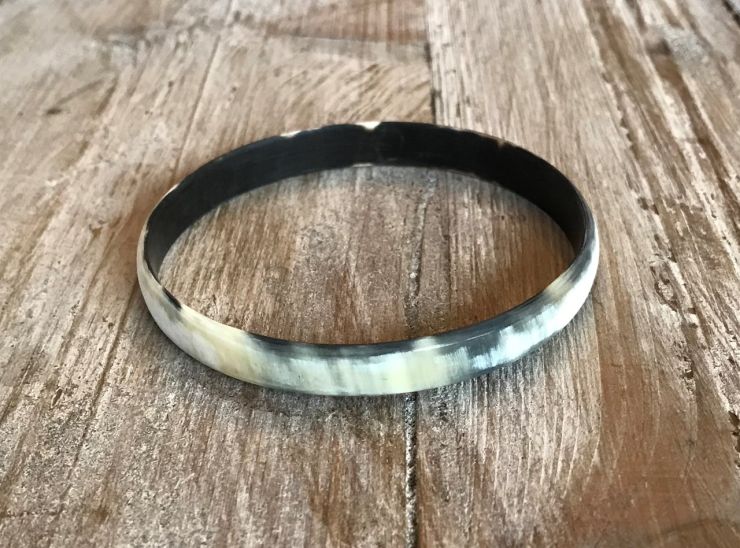 Armband buffelhoorn, S,M,L.  Hoogte 1cm. Matte finish. Lichte kleur, geaderd. Zeer licht in gewicht.