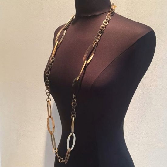 Handgemaakt buffelhoorn collier in bruintonen. Matte finish, lichtgewicht. Lengte 116 cm.