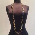 Handgemaakt buffelhoorn collier in bruintonen. Matte finish, lichtgewicht. Lengte 116 cm.