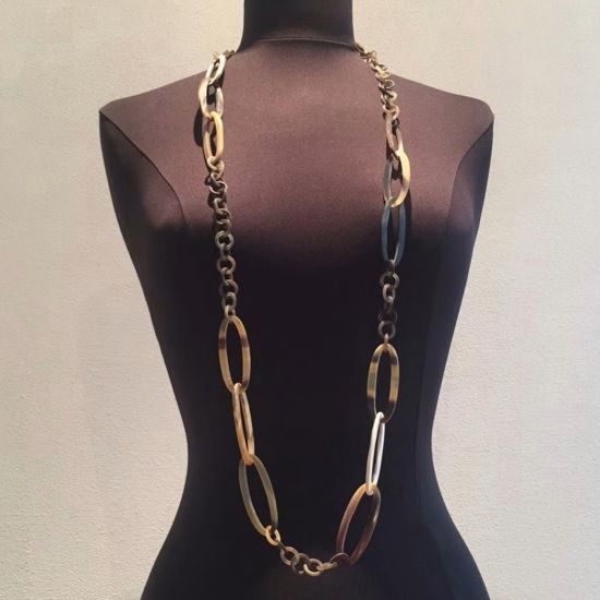 Handgemaakt buffelhoorn collier in bruintonen. Matte finish, lichtgewicht. Lengte 116 cm.
