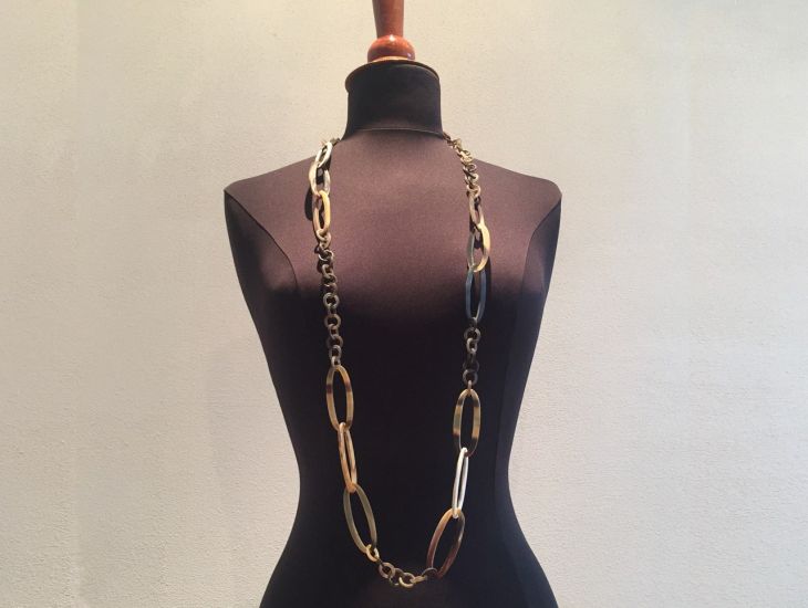Prachtige handgemaakte ketting buffelhoorn. Matte finish, lichtgewicht. Lengte 116 cm.