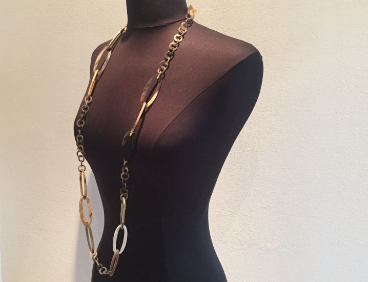Prachtige handgemaakte ketting buffelhoorn. Matte finish, lichtgewicht. Lengte 116 cm.