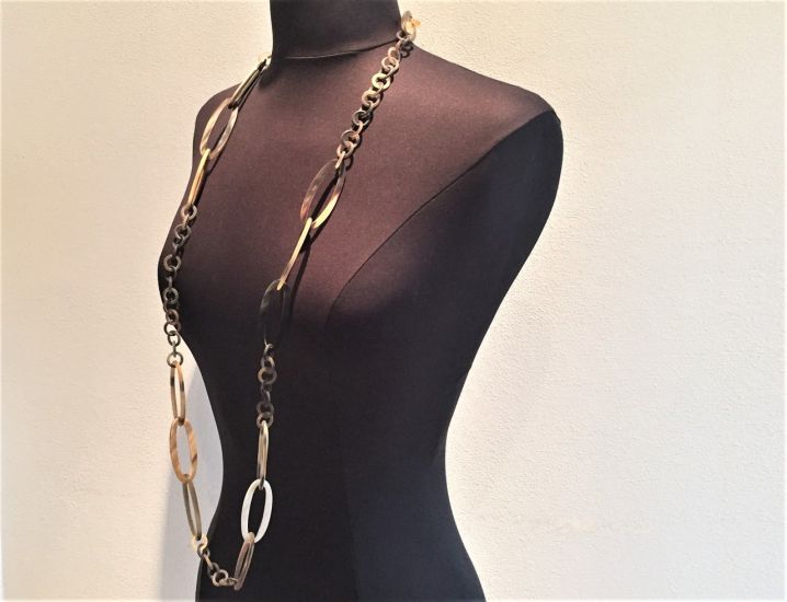 Prachtige handgemaakte ketting buffelhoorn. Matte finish, lichtgewicht. Lengte 116 cm.