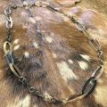Handgemaakt buffelhoorn collier in bruintonen. Matte finish, lichtgewicht. Lengte 116 cm.