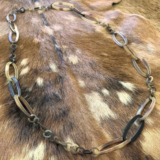Handgemaakt buffelhoorn collier in bruintonen. Matte finish, lichtgewicht. Lengte 116 cm.