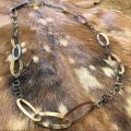 Handgemaakt buffelhoorn collier in bruintonen. Matte finish, lichtgewicht. Lengte 116 cm.