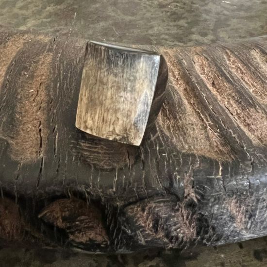 Handgemaakte zwarte glanzende buffelhoorn ring, rough finish. Lichtgewicht.