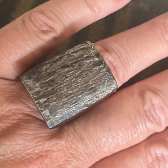 Handgemaakte zwarte glanzende buffelhoorn ring, rough finish. Lichtgewicht.