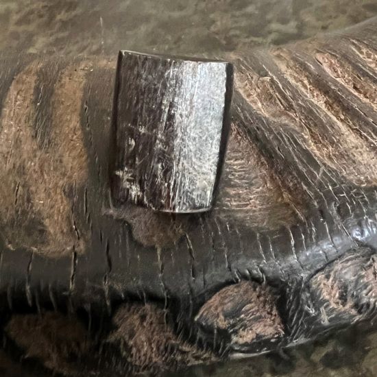 Handgemaakte zwarte glanzende buffelhoorn ring, rough finish. Lichtgewicht.