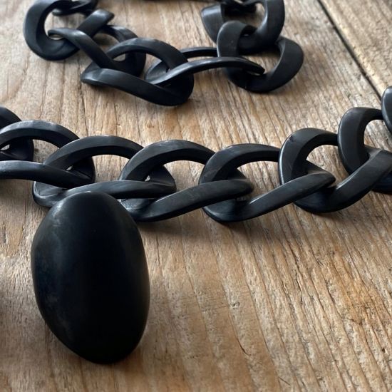 Stoere handgemaakte buffelhoorn ring, zwart mat. +/- 4 cm. Lichtgewicht.