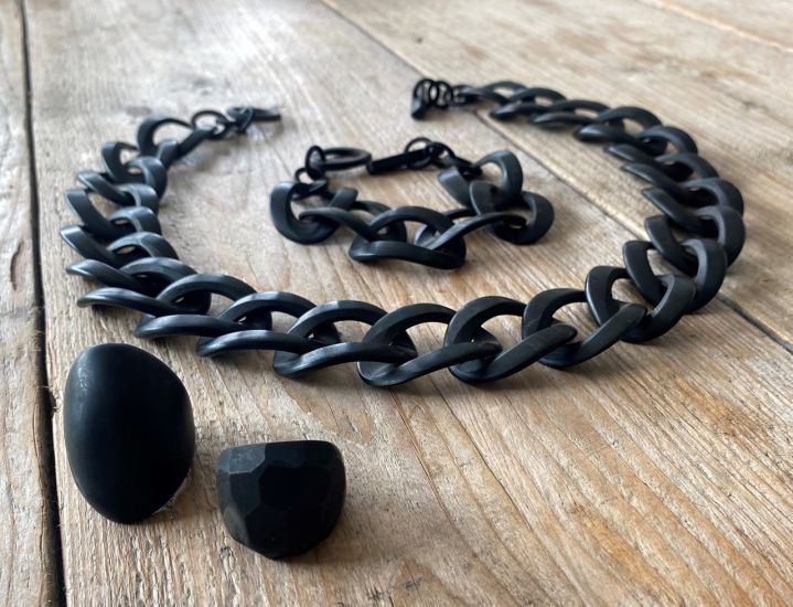 Stoere handgemaakte buffelhoorn ring, zwart mat. +/- 4 cm. Lichtgewicht.