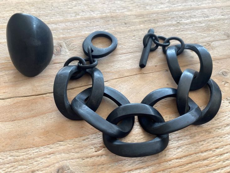 Stoere handgemaakte buffelhoorn ring, zwart mat. +/- 4 cm. Lichtgewicht.