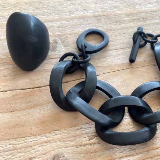 Stoere handgemaakte buffelhoorn ring, zwart mat. +/- 4 cm. Lichtgewicht.