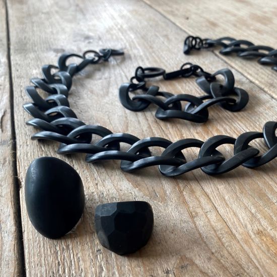 Stoere handgemaakte buffelhoorn ring, zwart mat. +/- 4 cm. Lichtgewicht.