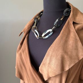 Mooi, kort buffelhoorn schakelcollier, 60 cm. Variatie in donkere tintjes, mat. Lichtgewicht.