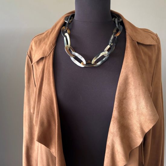 Mooi, kort buffelhoorn schakelcollier, 60 cm. Variatie in donkere tintjes, mat. Lichtgewicht.