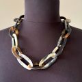 Mooi, kort buffelhoorn schakelcollier, 60 cm. Variatie in donkere tintjes, mat. Lichtgewicht.