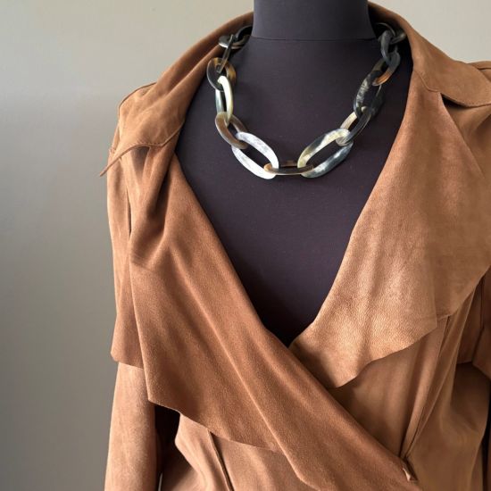 Mooi, kort buffelhoorn schakelcollier, 60 cm. Variatie in donkere tintjes, mat. Lichtgewicht.