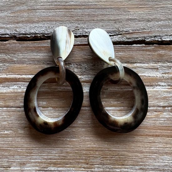 Stoere oorbellen buffelhoorn. Gevarieerde tintjes, druppel studs. Glanzend.