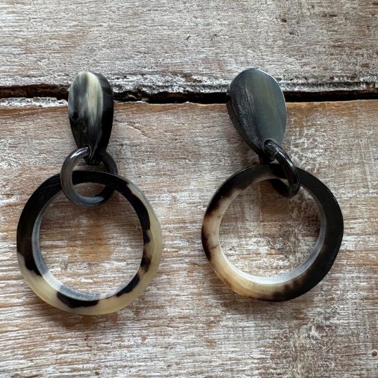 Stoere oorbellen buffelhoorn. Gevarieerde tintjes, druppel studs. Glanzend.