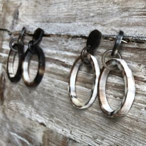 Stoere oorbellen buffelhoorn. Gevarieerde tintjes, druppel studs. Glanzend.