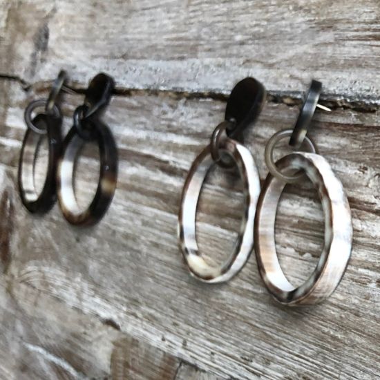 Stoere oorbellen buffelhoorn. Gevarieerde tintjes, druppel studs. Glanzend.