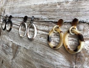 Stoere oorbellen buffelhoorn. Gevarieerde tintjes, druppel studs ? 3.0-3.5cm. Glans