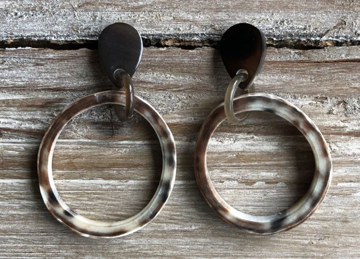 Stoere oorbellen buffelhoorn. Gevarieerde tintjes, druppel studs ? 3.0-3.5cm. Glans