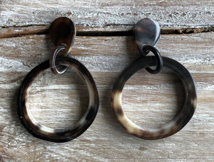 Stoere oorbellen buffelhoorn. Gevarieerde tintjes, druppel studs ? 3.0-3.5cm. Glans