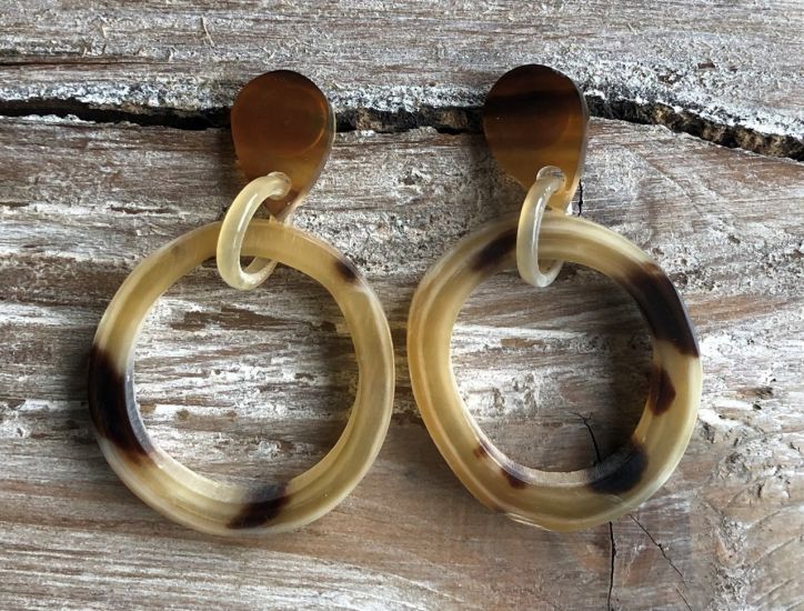 Stoere oorbellen buffelhoorn. Gevarieerde tintjes, druppel studs ? 3.0-3.5cm. Glans