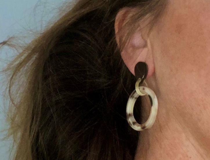 Stoere oorbellen buffelhoorn. Gevarieerde tintjes, druppel studs ? 3.0-3.5cm. Glans