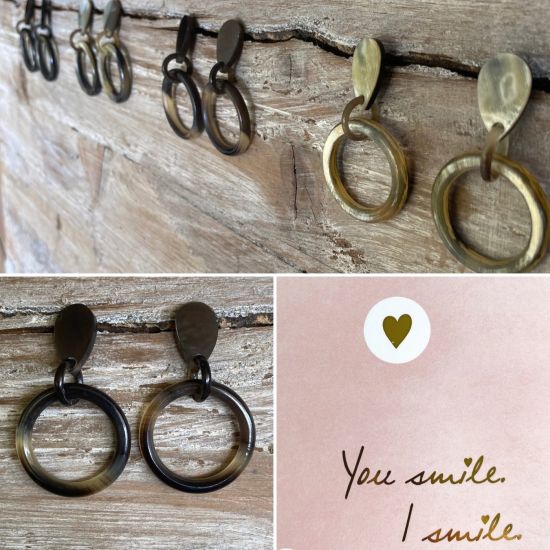 Prachtige buffelhoorn oorbellen. Gevarieerde tintjes. Ø 3.5 - 4 cm. Glans finish. Lichtgewicht.