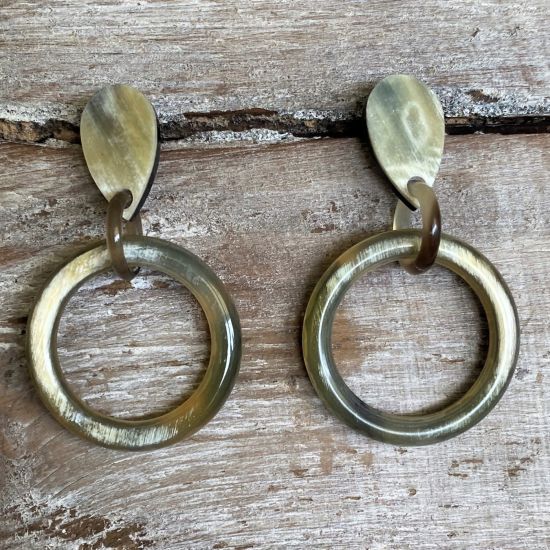 Prachtige buffelhoorn oorbellen. Gevarieerde tintjes. Ø 3.5 - 4 cm. Glans finish. Lichtgewicht.