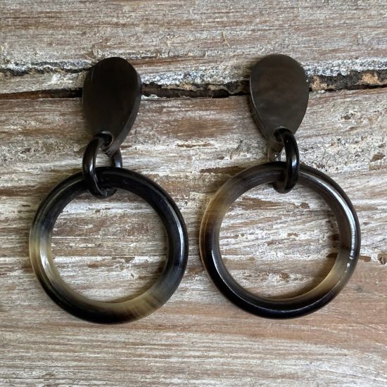 Prachtige buffelhoorn oorbellen. Gevarieerde tintjes. Ø 3.5 - 4 cm. Glans finish. Lichtgewicht.