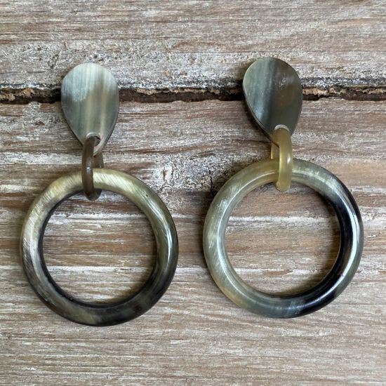 Prachtige buffelhoorn oorbellen. Gevarieerde tintjes. Ø 3.5 - 4 cm. Glans finish. Lichtgewicht.