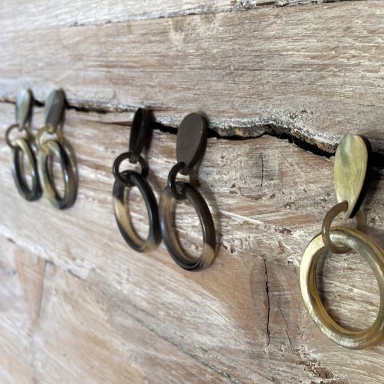 Prachtige buffelhoorn oorbellen. Gevarieerde tintjes. Ø 3.5 - 4 cm. Glans finish. Lichtgewicht.