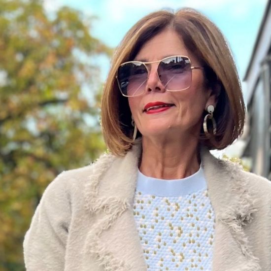 Ronde buffelhoorn oorbellen met stud.  4.5-5 cm. Gemixte tintjes, mat.