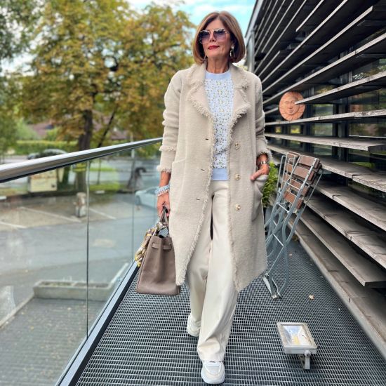 Ronde buffelhoorn oorbellen met stud.  4.5-5 cm. Gemixte tintjes, mat.