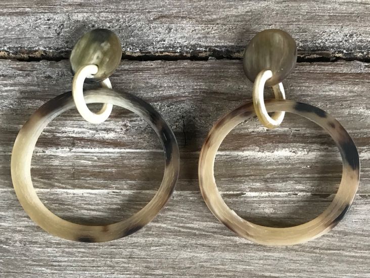 Ronde buffelhoorn oorbellen met stud.  4.5-5 cm. Gemixte tintjes, mat.