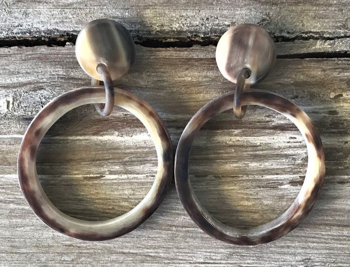 Ronde buffelhoorn oorbellen met stud.  4.5-5 cm. Gemixte tintjes, mat.