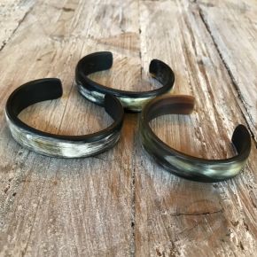 Armband buffelhoorn hoog 1.8cm. Matte finish. Zeer licht in gewicht.