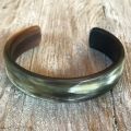Armband buffelhoorn hoog 1.8cm. Matte finish. Zeer licht in gewicht.