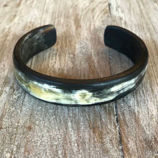 Armband buffelhoorn hoog 1.8cm. Matte finish. Zeer licht in gewicht.