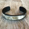Armband buffelhoorn hoog 1.8cm. Matte finish. Zeer licht in gewicht.